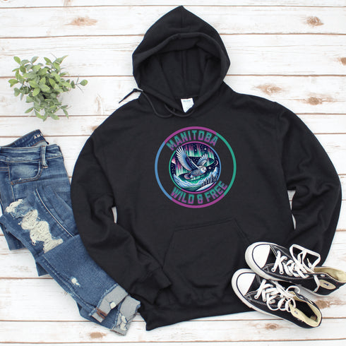 Featuring a stunning graphic of a majestic snowy owl in flight, set against the glowing northern lights, this hoodie embodies the freedom and grace of the province’s untamed wilderness.